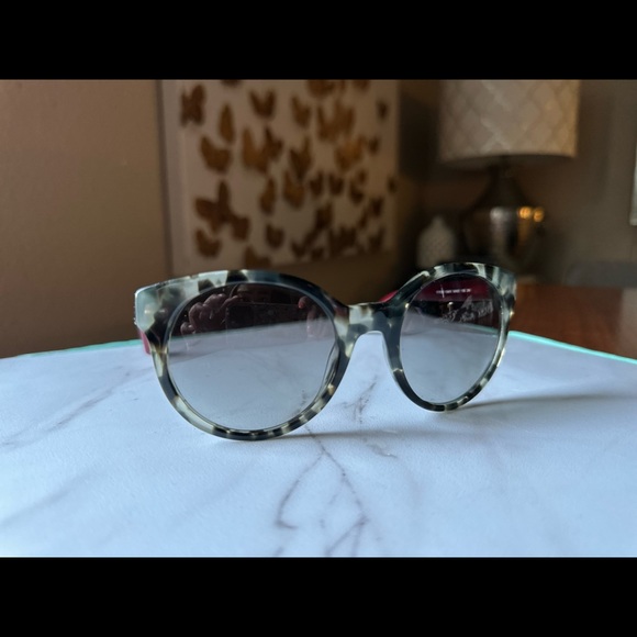 Authentic Tory Burch Sunnies (Great condition!) - Picture 9 of 15
